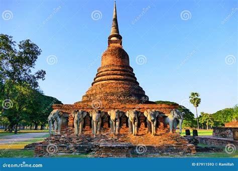  Die Sukhothai-Stupa: Ein Meisterwerk buddhistischer Architektur und spiritueller Symbolik!